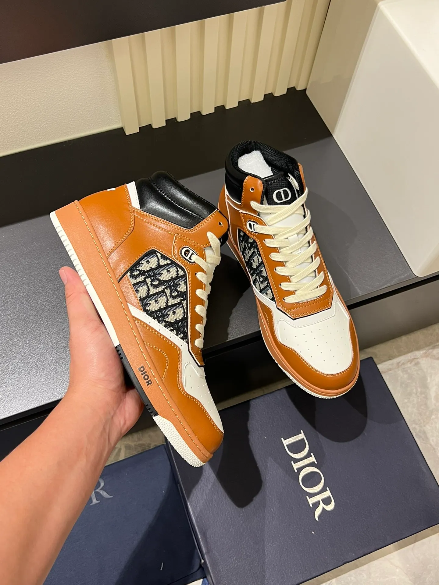 Men's shoes 💰p460 "Dio*" mid-top B27 casual sneakers. This B27 high-top sneaker is a new product in the series and continues Di*r's classic style. Crafted from gray and white smooth calf leather with beige and black Oblique print panels on the sides. The "CD Icon" shaped shoelace eyelets are clever and delicate, and the two-color rubber sole, rear collar and heel are all equipped with the brand's iconic details to enhance the style. Oblique printed straps at the ankle allow for an adjustable fit to complement the overall design. Fashionable and versatile, it can complement any look. Create an exquisite design with unique dynamic vitality and modern atmosphere, presented in low-top and high-top styles. This new must-have shoe adds a new dimension to Dior's archive heritage, embodying modern elegance. Purchase the original version and make it 1:1. If you need top quality, please come to me! Male 38-44!